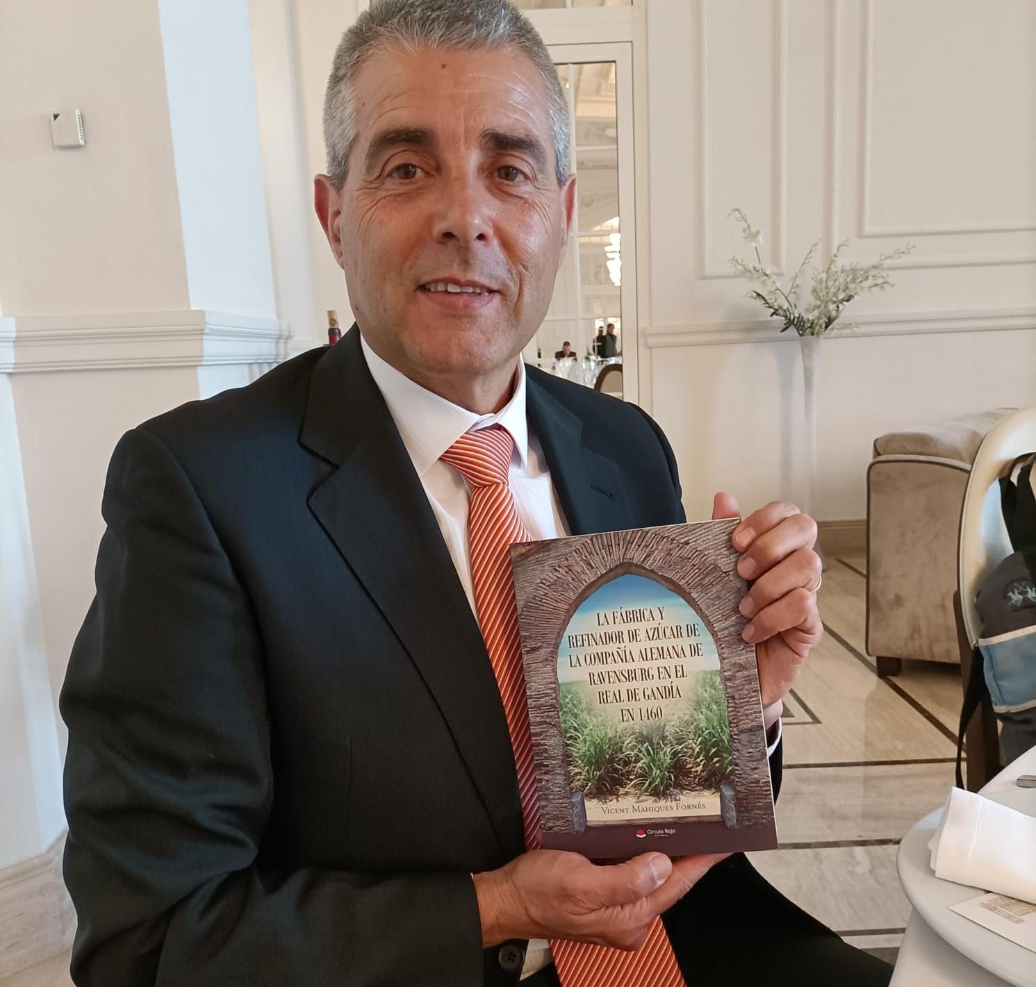 El profesor Vicent Mahíques posa junto a su libro.