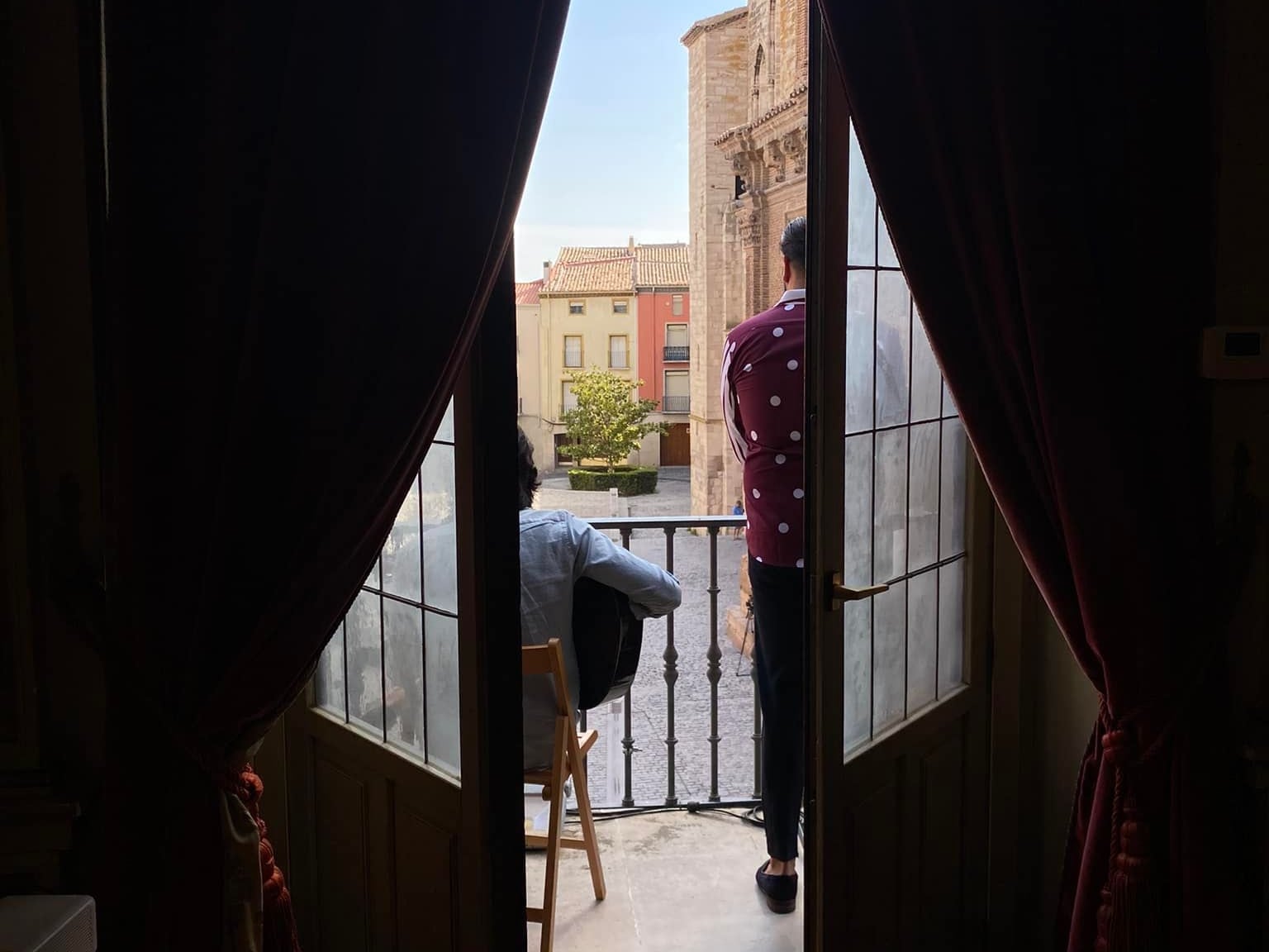 Vista de los músicos del Flamenco on Fire desde el interior del Ayuntamiento de Tudela