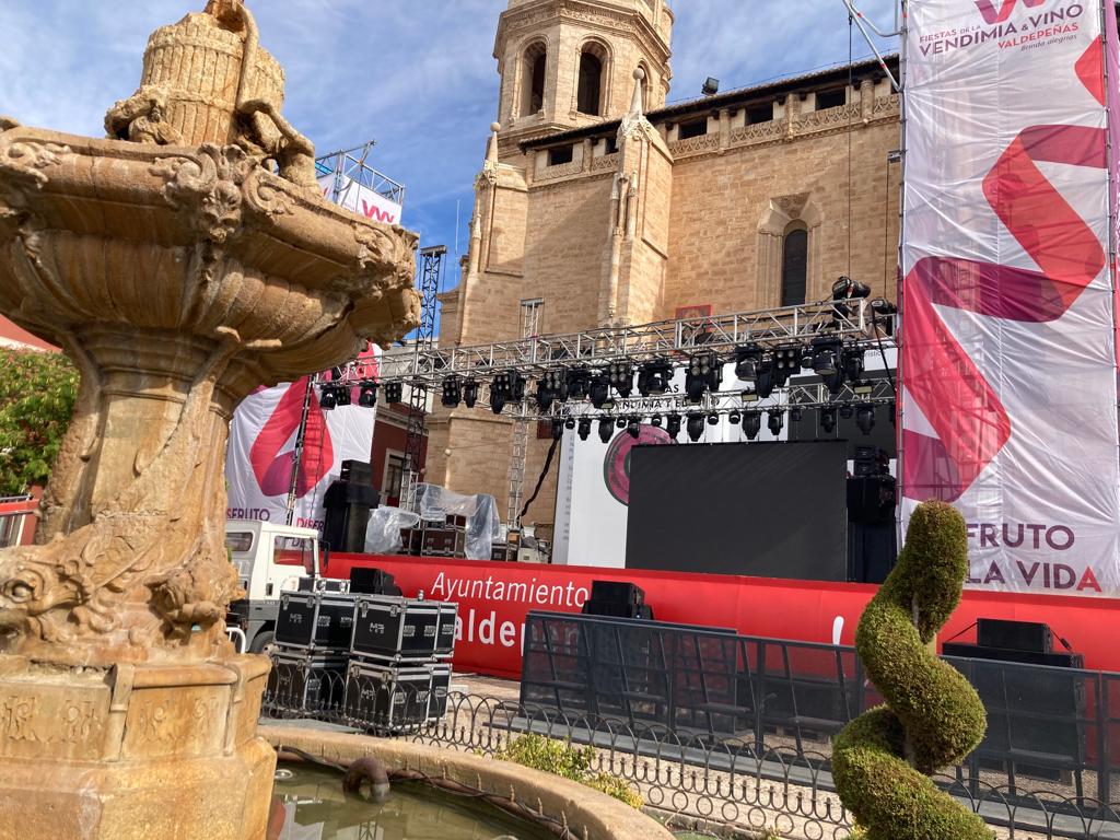 Imagen del escenario de la Plaza de España de Valdepeñas para las Fiestas del Vino 2022