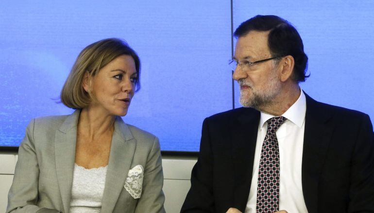 GRA374. MADRID, 18/06/2015.- El presidente del Gobierno y del PP, Mariano Rajoy (d), acompañado de la secretaria general, María Dolores de Cospedal (i), durante el Comité Ejecutivo Nacional del partido que se reúne esta tarde para analizar la situación tr