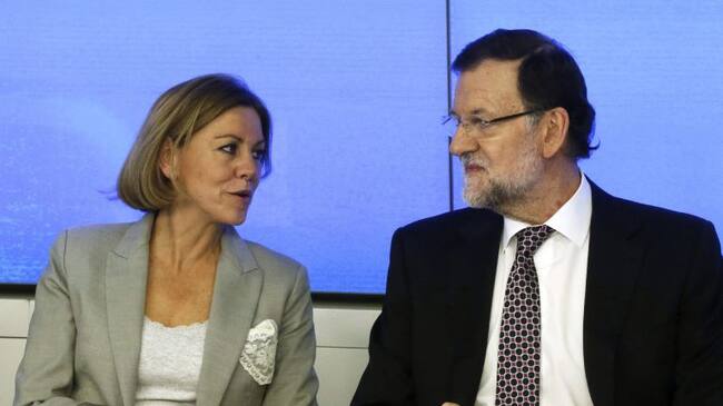 GRA374. MADRID, 18/06/2015.- El presidente del Gobierno y del PP, Mariano Rajoy (d), acompañado de la secretaria general, María Dolores de Cospedal (i), durante el Comité Ejecutivo Nacional del partido que se reúne esta tarde para analizar la situación tr
