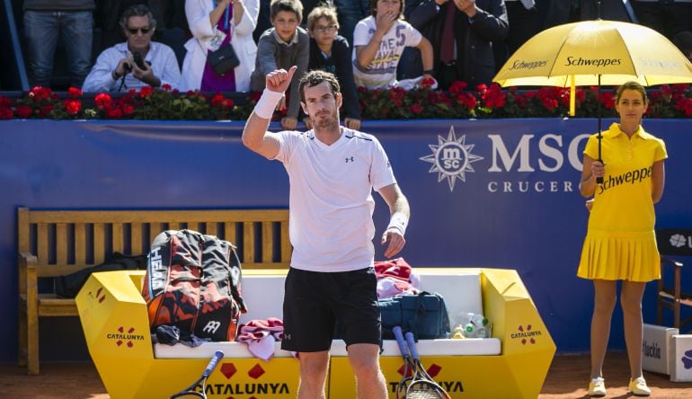 El tenista británico, Andy Murray, durante el Torneo Conde de Godó. Al fondo, una de las azafatas que trabajan en la pista.