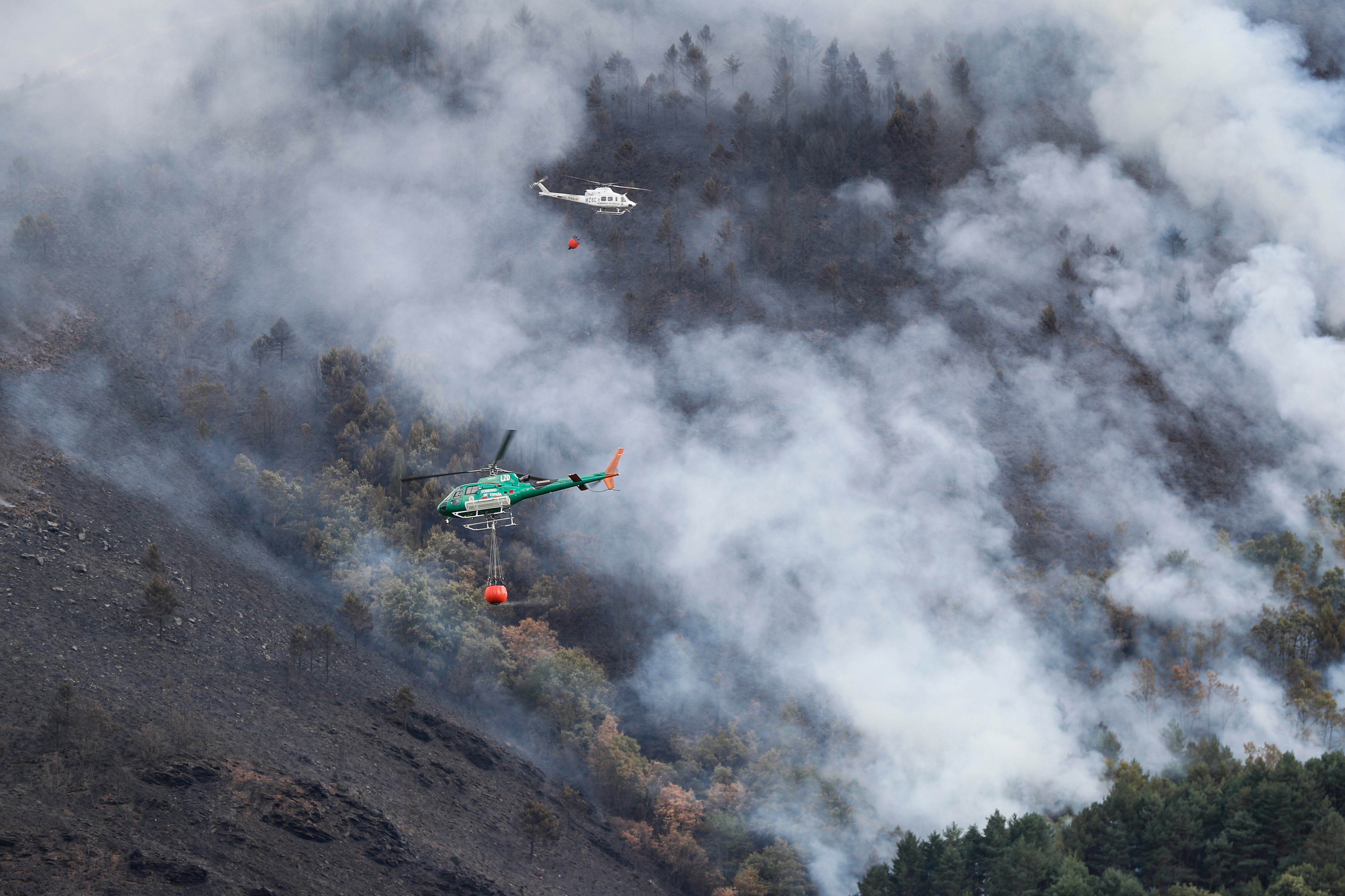 O COUREL (LUGO), 19/08/2025.- El incendio forestal originado en Larouco (Ourense), considerado ya el mayor de todos los declarados en Galicia desde que hay registros, sigue ardiendo sin control y amenaza áreas protegidas de los montes de la sierra de O Courel. EFE/eliseo trigo