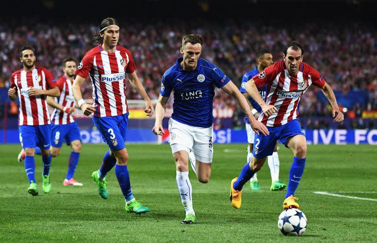 Godín y Filipe Luis persiguen a Verdy