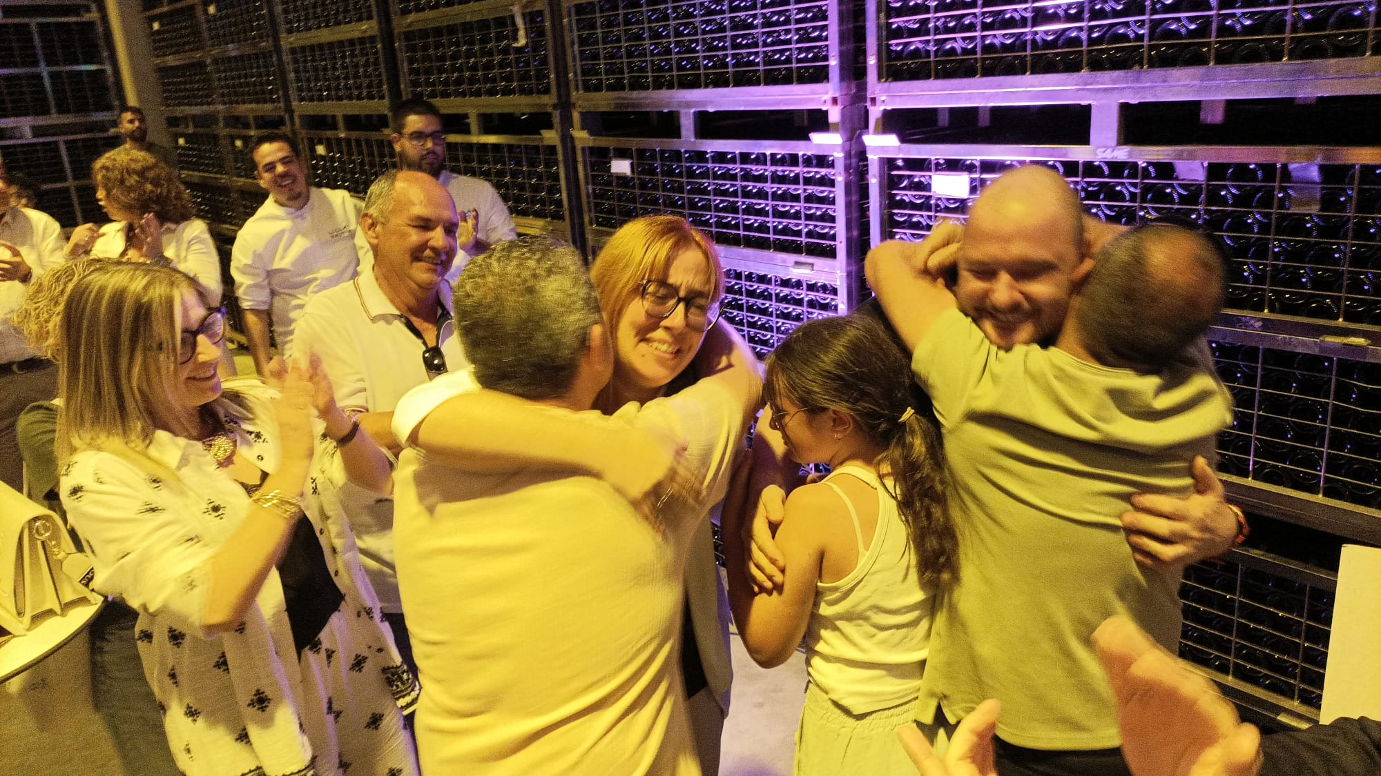 Ramón Lapuyade y su esposa reciben la felicitación de familiares y amigos nada más conocer que su tapa era la ganadora del concurso.