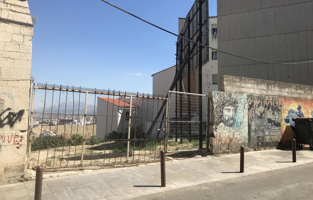 Solar del APAIII en la calle Martínez Molina de la capital.