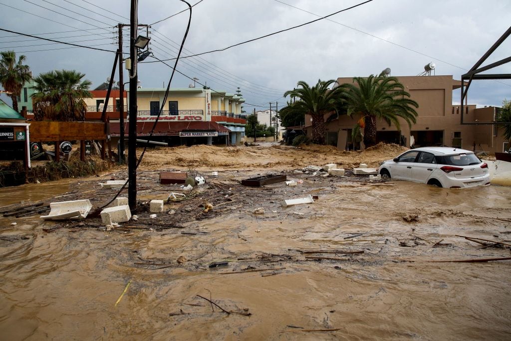 Un coche, engullido por una inundación en Grecia - Archivo.