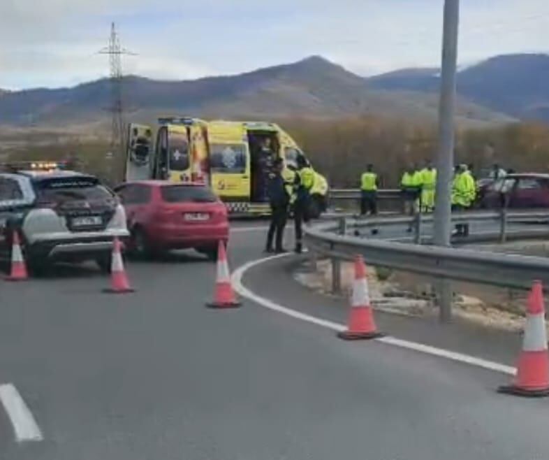 El accidente ocurrido en la rotonda de la circunvalación de Segovia hacia La Granja ha provocado el corte temporal del tráfico