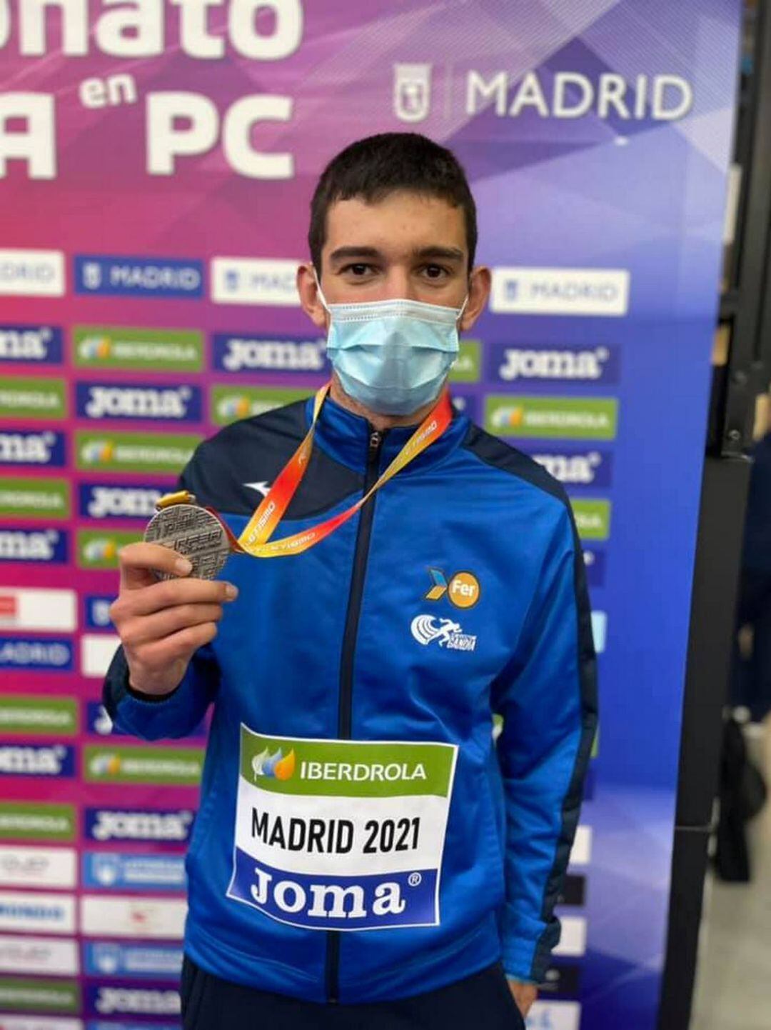 Quique Llopis con la medalla de plata