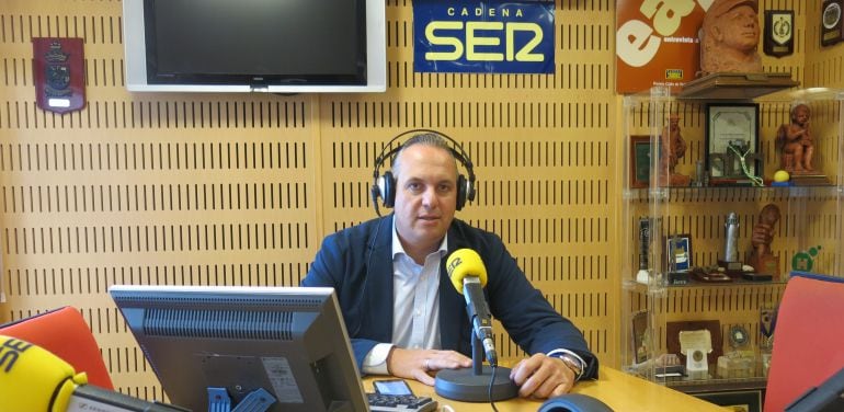 El coordinador de campaña del PSOE para el 26-J, Juan Carlos Ruiz Boix, en los estudios de Radio Cádiz