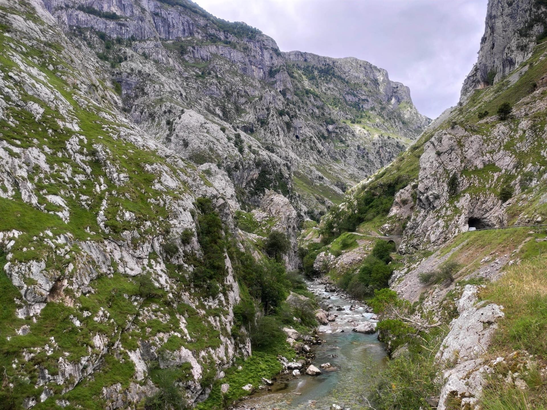 Ruta de senderismo entre Poncebos y Bulnes, en el concejo de Cabrales, en los Picos de Europa. - EUROPA PRESS