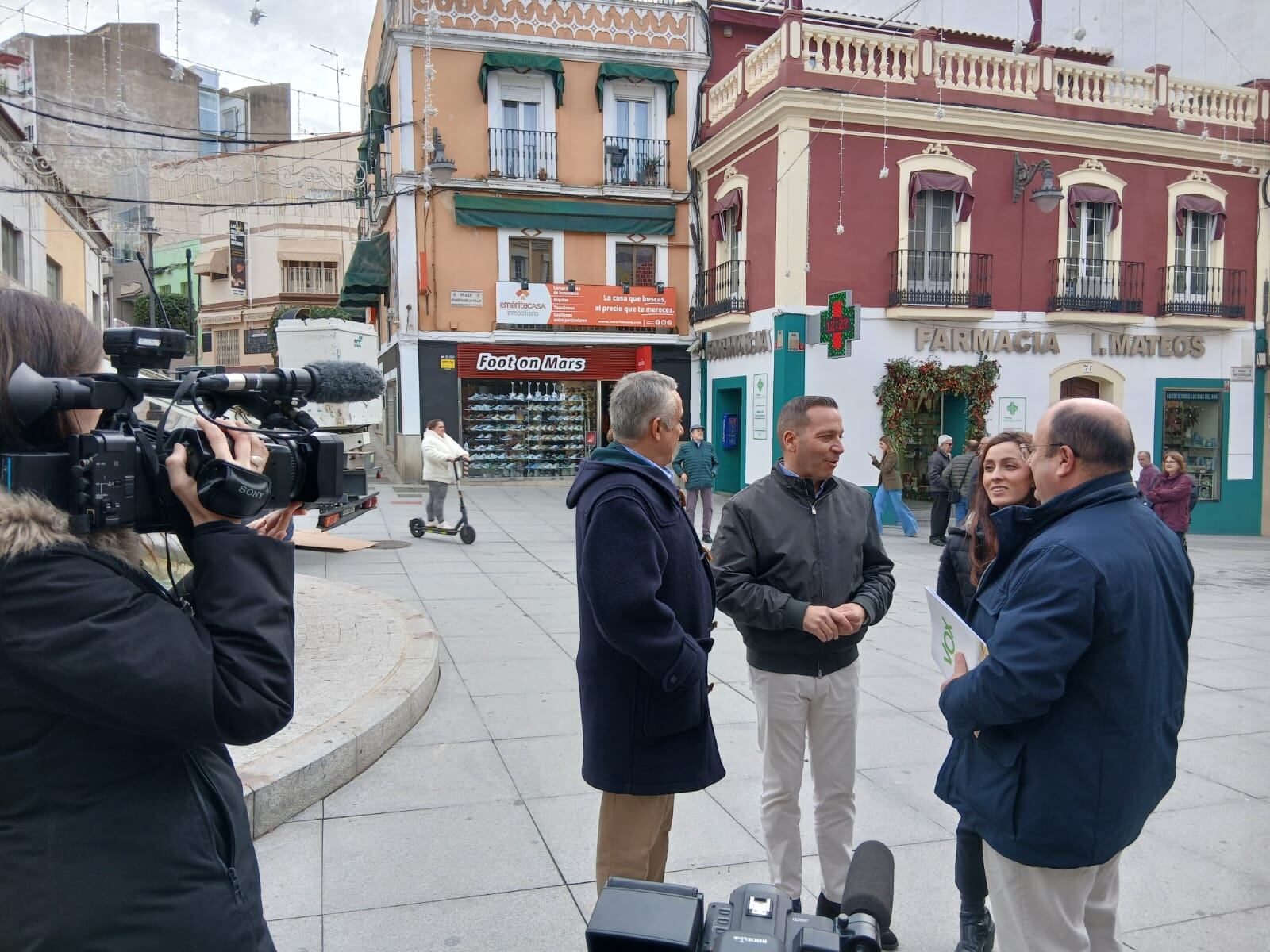 Óscar Fernández, candidato de VOX a la presidencia de la Junta de Extremadura, atendiendo a los medios en la Puerta de la Villa de Mérida