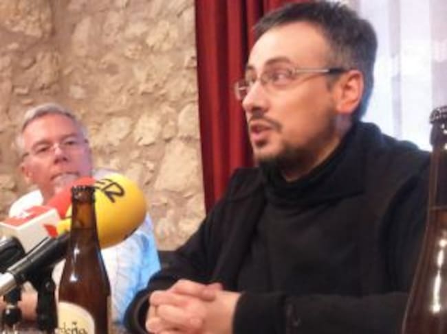 El padre José Luis, portavoz del Monasterio, durante la presentación de la cerveza.