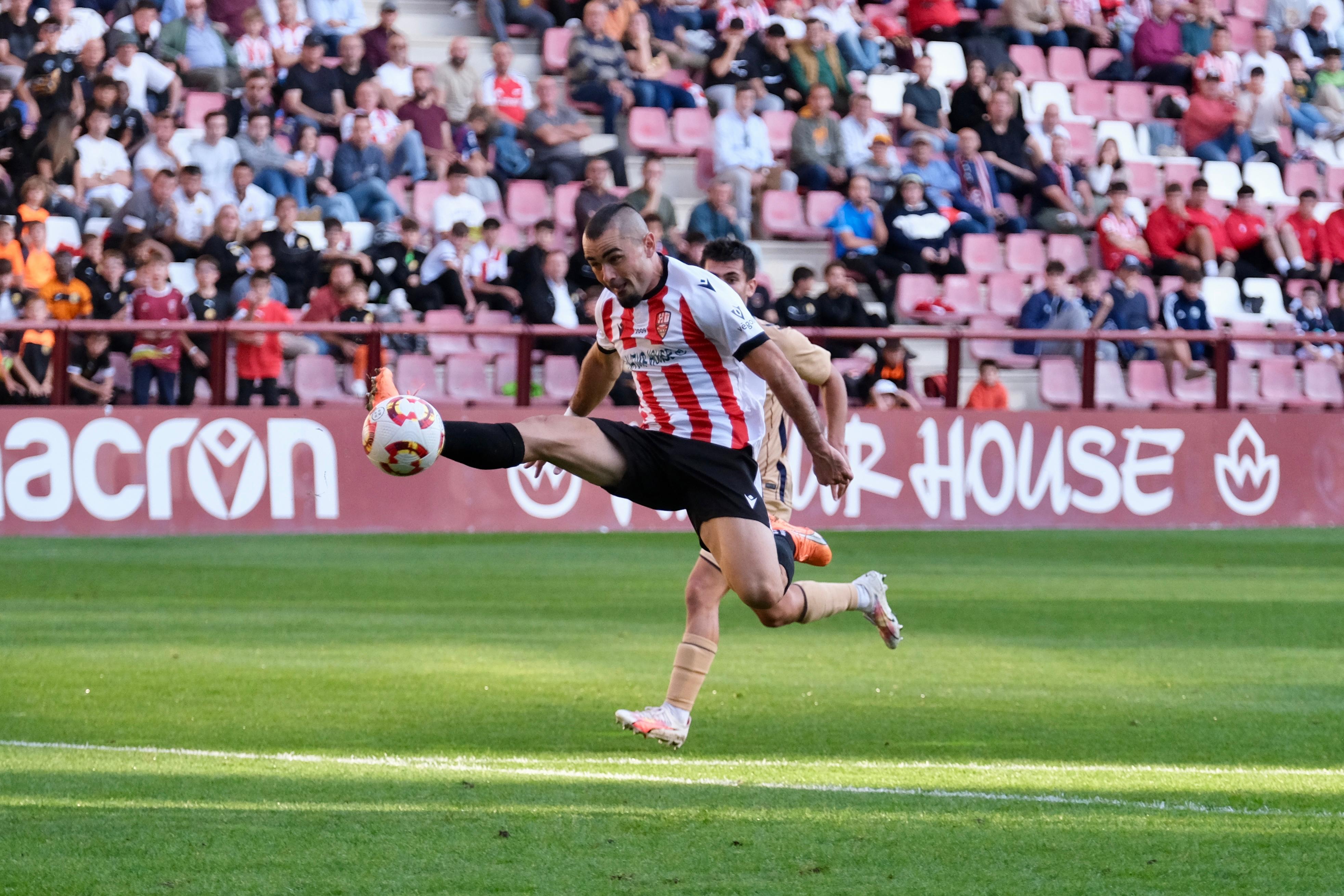 Jon Madrazo controla el esférico en una acción de la primera mitad / Riojapress