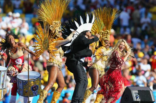 Shakira canta en la ceremonia de clausura junto a sus bailarines