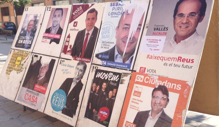 Les cartelleres electorals, l'endemà de les eleccions.