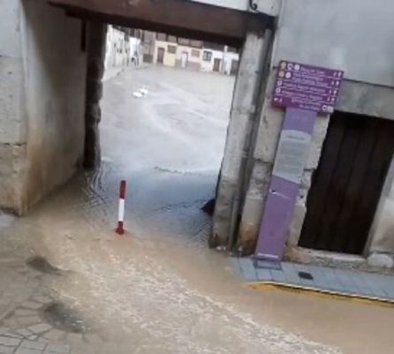 Una de las entradas a la Plaza del Coso presentaba este aspecto en la tarde de este sábado.