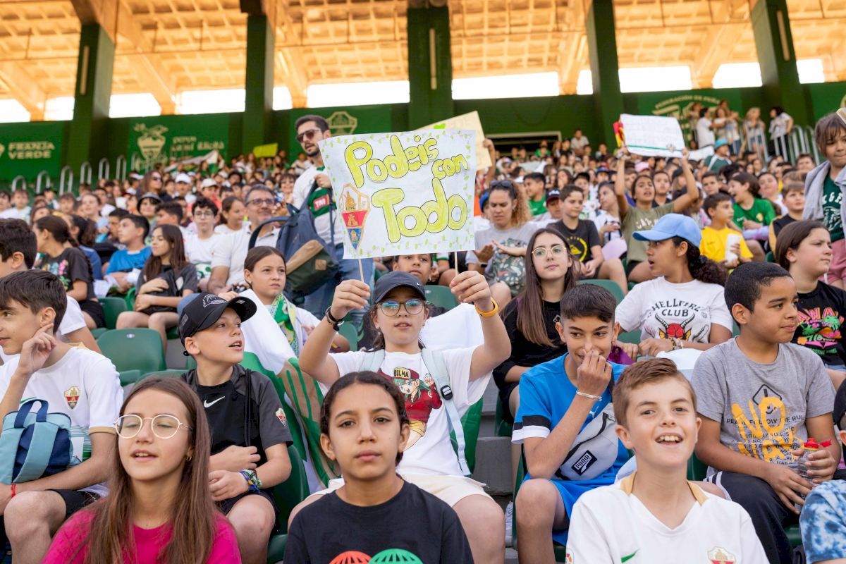 Jóvenes aficionados en el estadio Martínez Valero