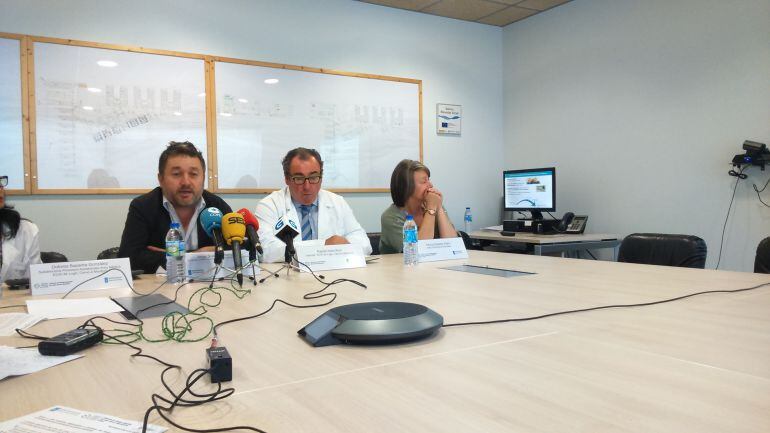 Ramón Ares, gerente del HULA, y Jorge Suances, subdirector general de Programas de Fomento de Estilos de Vida Saludables en la presentación de un programa para la detección precoz del cáncer de colon.