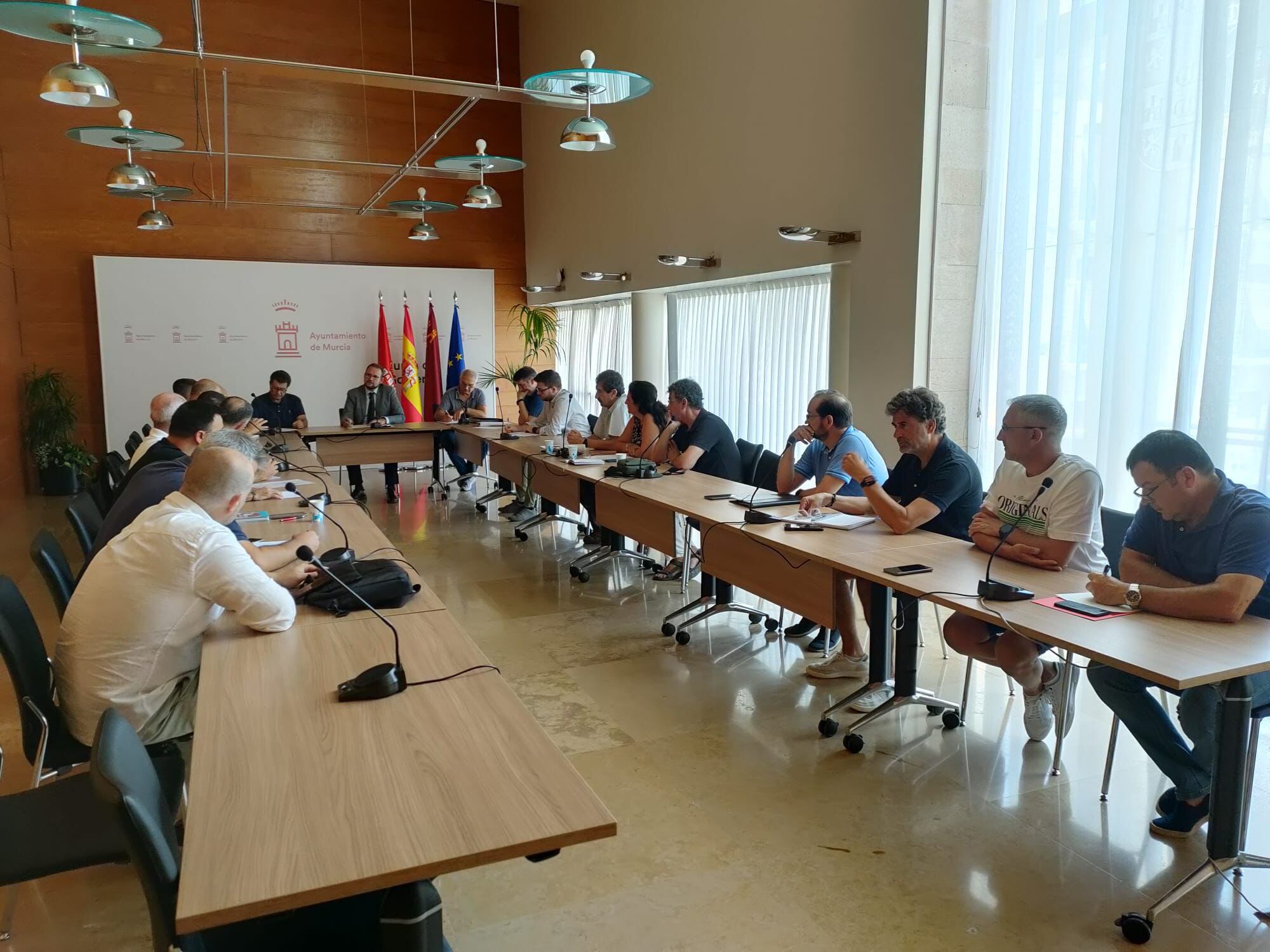 El teniente de alcalde, José Guillén, se ha comprometido durante la primera reunión de la Mesa de Negociación del Ayuntamiento, a mantener un diálogo fluido con los representantes de los trabajadores públicos