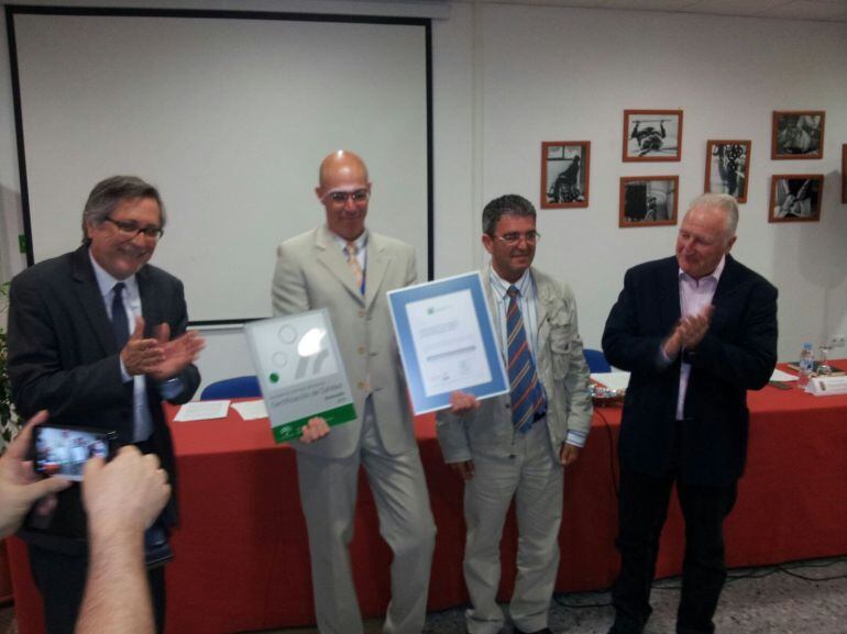 El vivepresidente ejecutivo de Fegadi, Francisco Márquez recoge el Cerificado de Calidad Sanitaria que otorga la Junta de Andalucía.