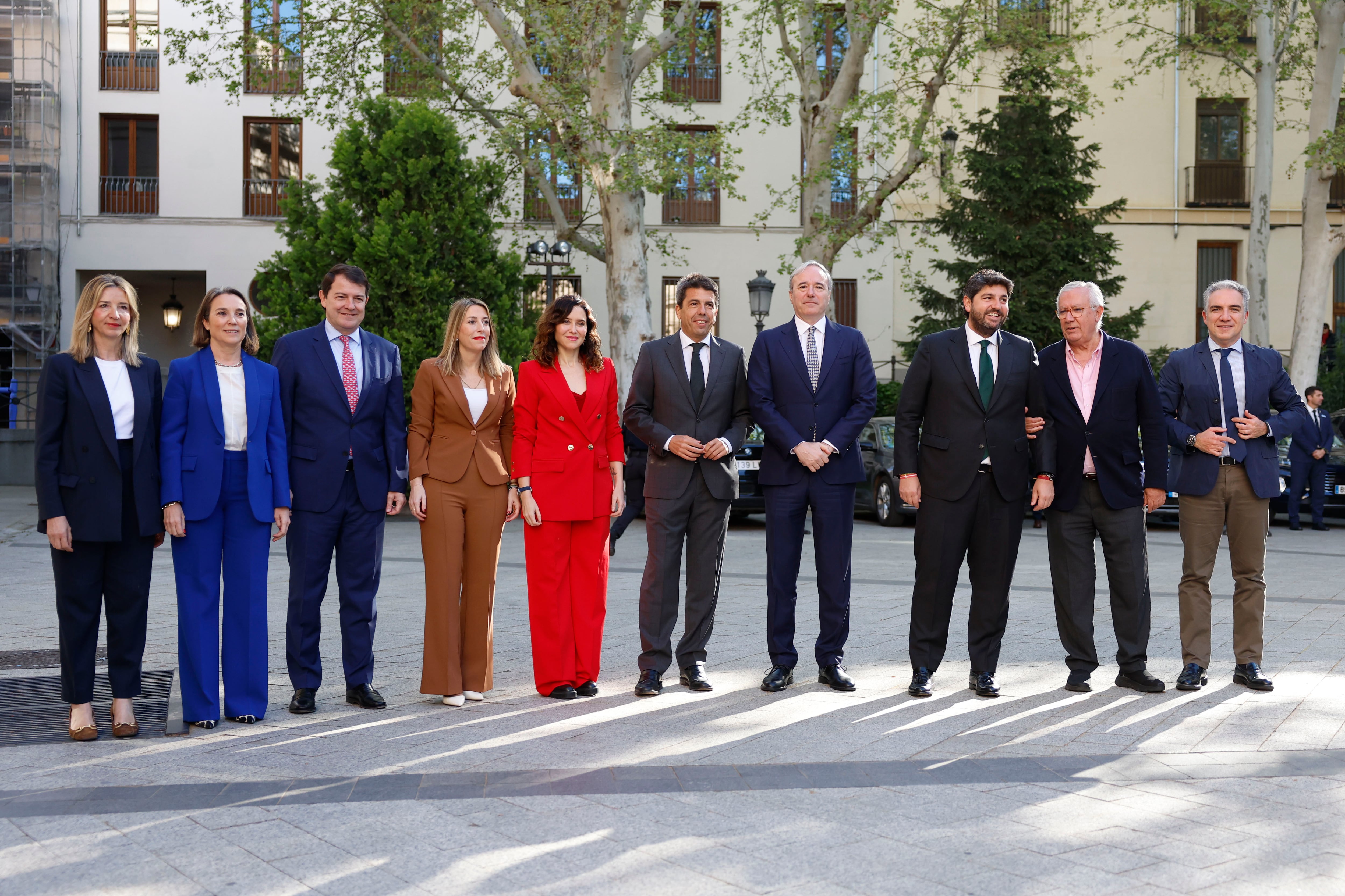 En la imagen los senadores y presidentes autonómicos del PP (De izda. a dcha.) Alicia García, Cuca Gamarra, Alfonso Fernández Mañueco, María Guardiola, Isabel Díaz Ayuso, Carlos Mazón, Jorge Azcón, Fernando López Miras, Javier Arenas y Elías Bendodo, a su llegada a la Cámara Alta