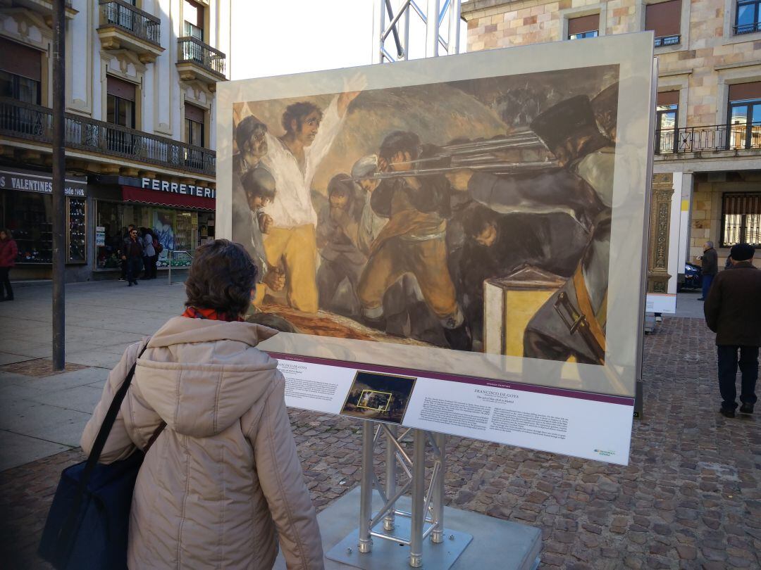 Una zamorana contempla la reproducción de &quot;Los fusilamientos&quot; de Goya