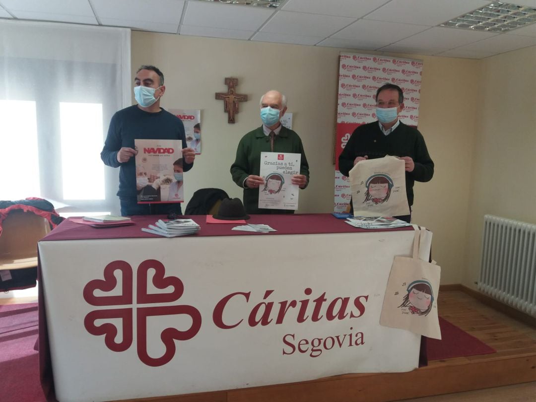 El director de Cáritas Segovia, Mariano Illana en el centro acompañado del gerente  de la entidad Samuel Hernandes y Jesús Riaza, consiliario de Cáritas