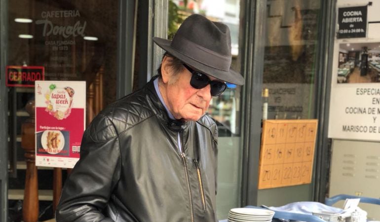 Benito Moreno en la puerta de la Cafetería Donald, en la calle Canalejas, donde era habitual parroquiano