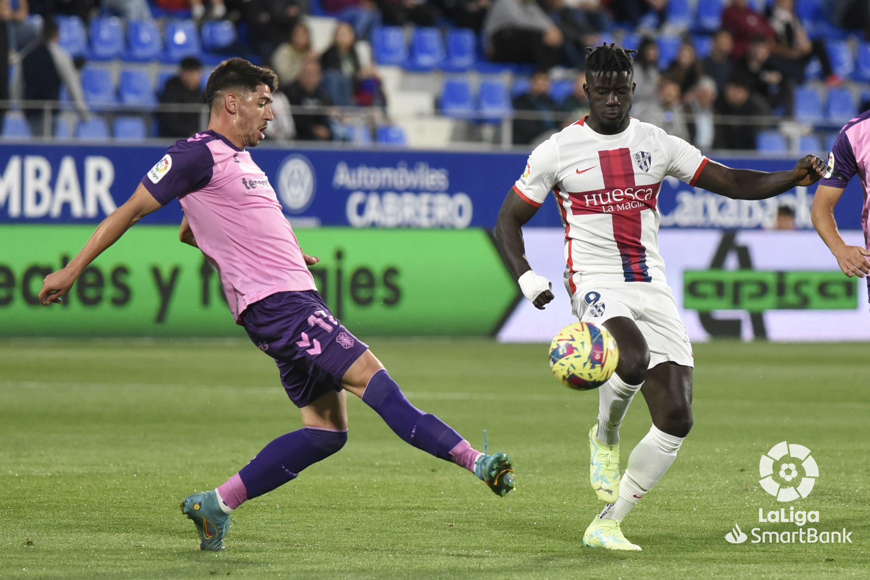 Waldo Rubio, en una acción del partido ante el Huesca de la pasada temporada.