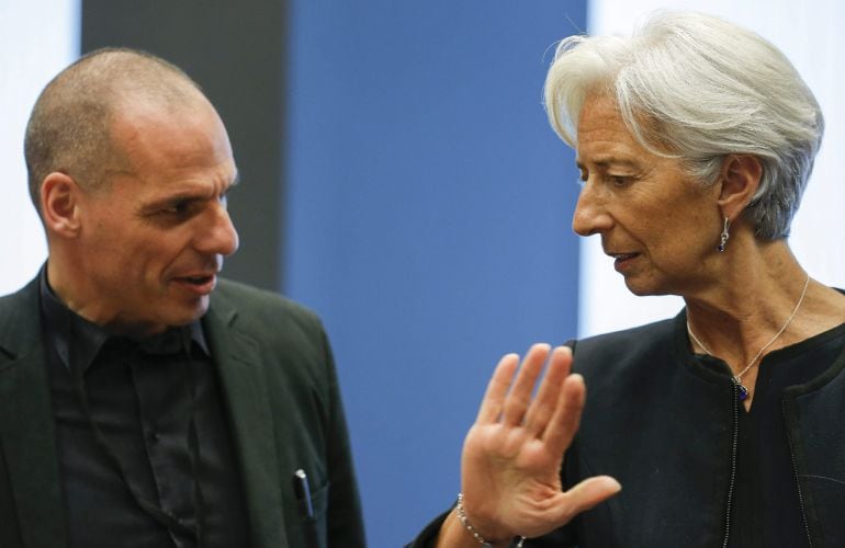 El ministro de Finanzas griego, Yanis Varufakis saluda a la directora gerente del Fondo Monetario Internacional (FMI), Christine Lagarde.