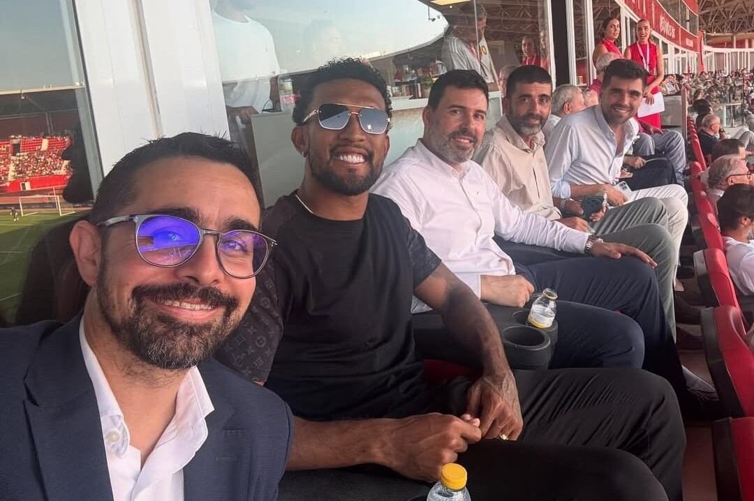 Dyego Sousa con sus amigos y abogados de Crealia Abogados.