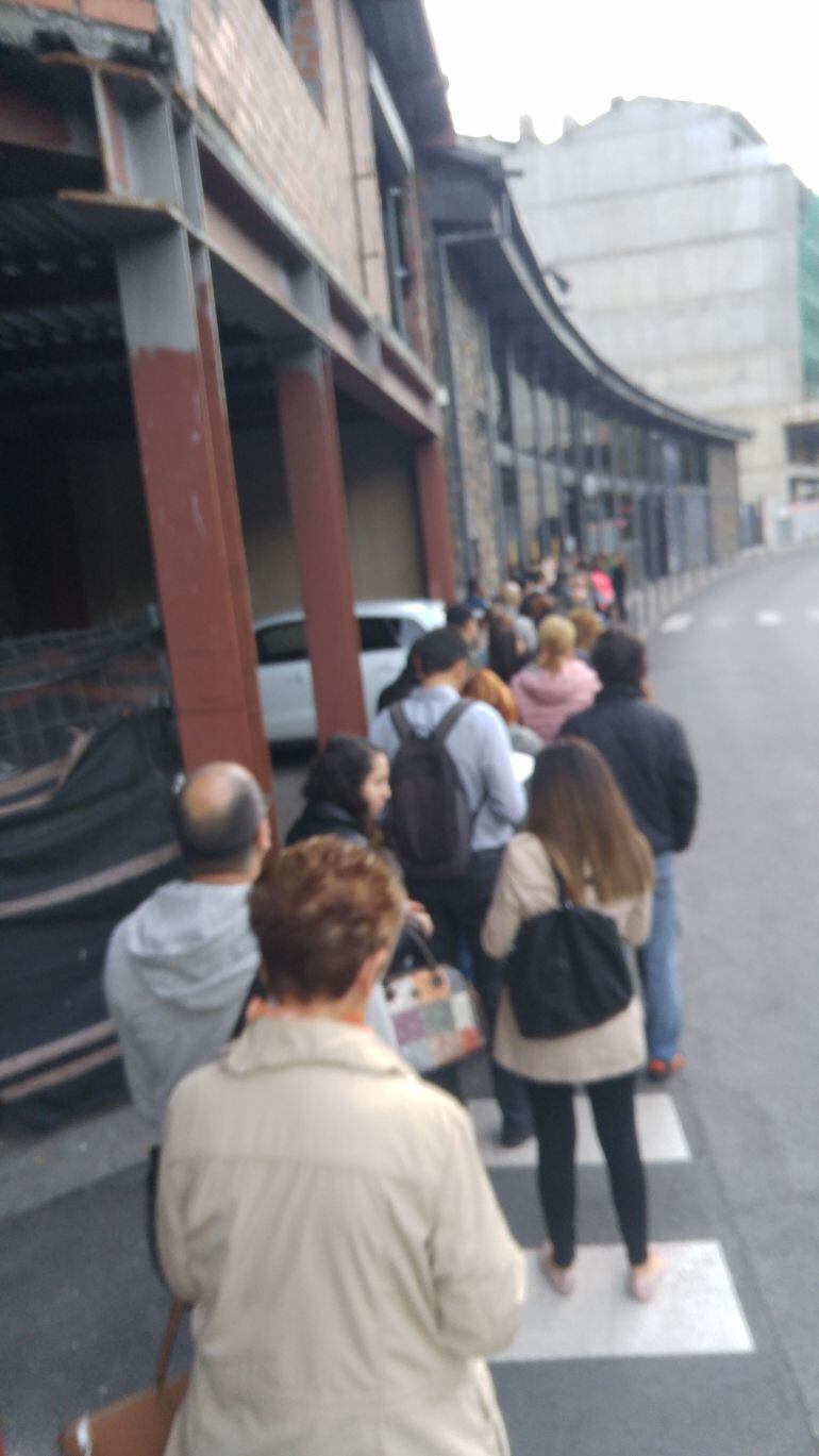 Aspecte que presentava l'Agència Tributària a les 8 del matí, amb cues de fins a quatre hores.