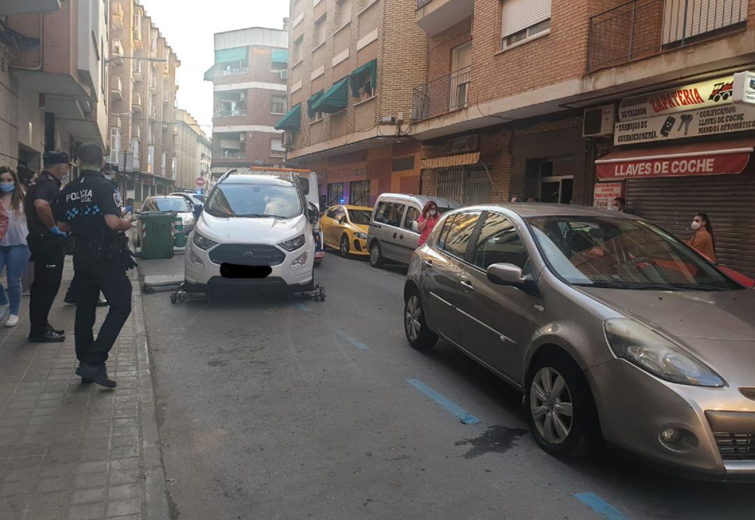 El coche acabó volcado en mitad de la calle sin que se produjeran daños personales