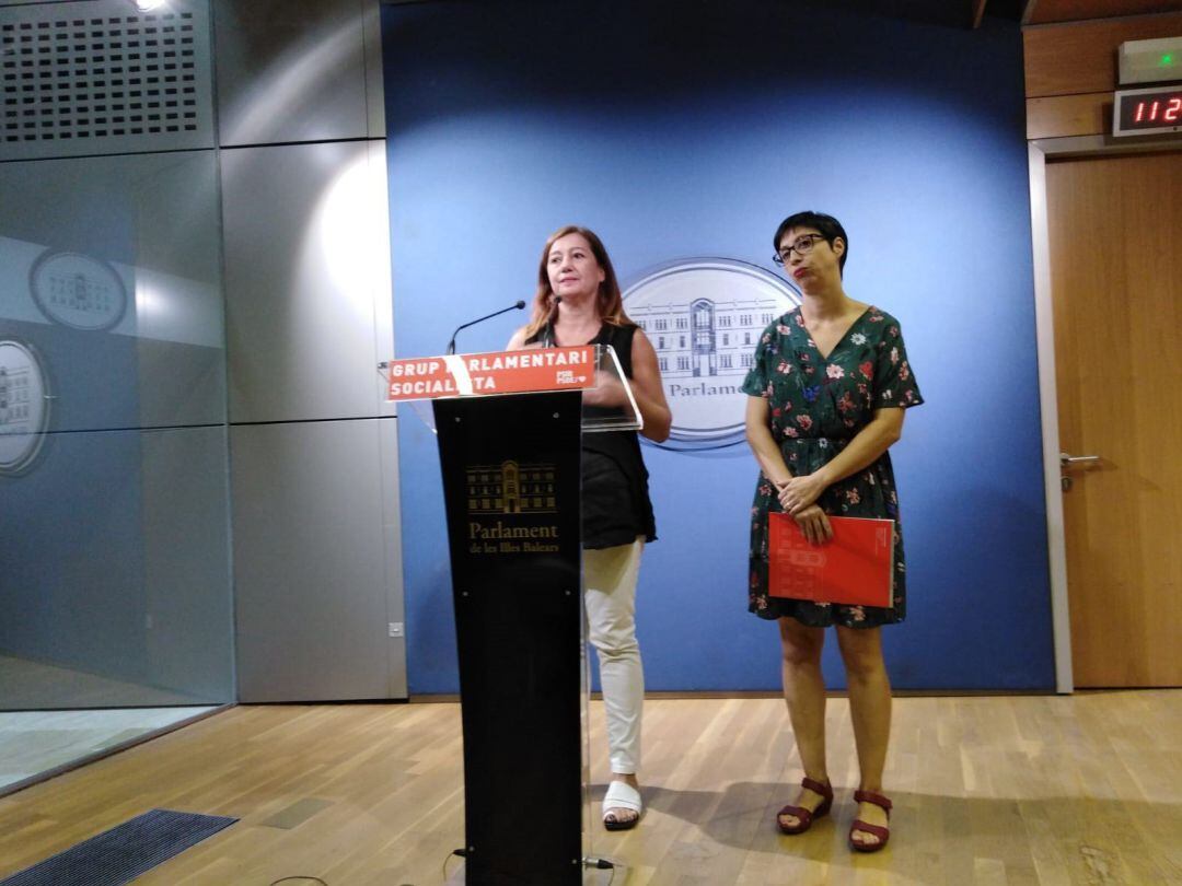 La presidenta del Govern, Francina Armengol, en una rueda de prensa, junto a la portavoz del PSIB, Silvia Cano.