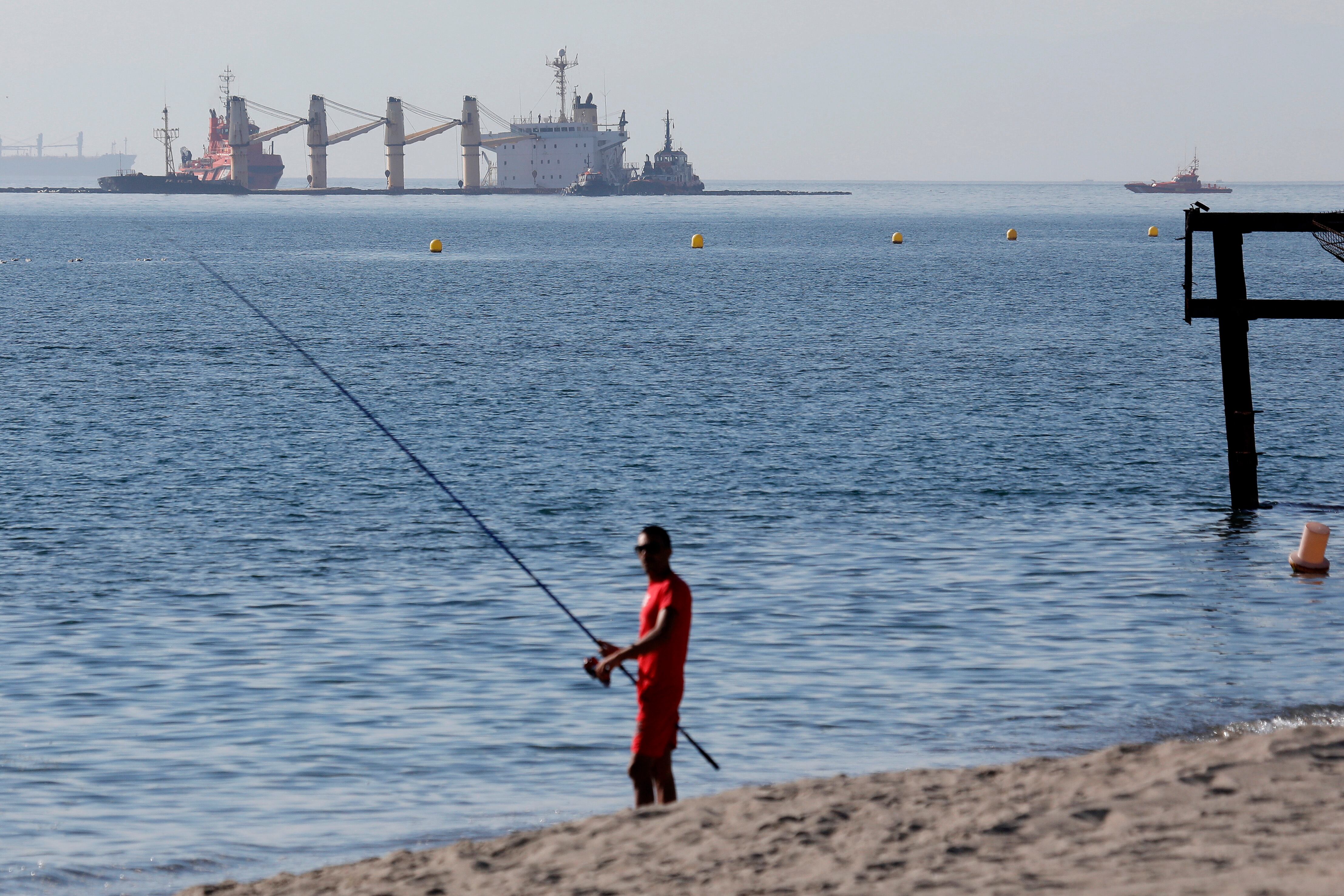 LA LÍNEA DE LA CONCEPCIÓN (CÁDIZ), 17/09/2022.- El buque OS 35 ya se encuentra estabilizado después de que en el día de ayer hundieran la popa del barco para prevenir mayores daños a la espera de un temporal de levante este fin de semana. EFE/A.Carrasco Ragel.
