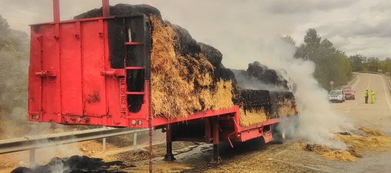 Estado del remolque cargado con 17 toneladas de paja tras incendiarse en la carretera N-204, provocando su cierre durante horas 