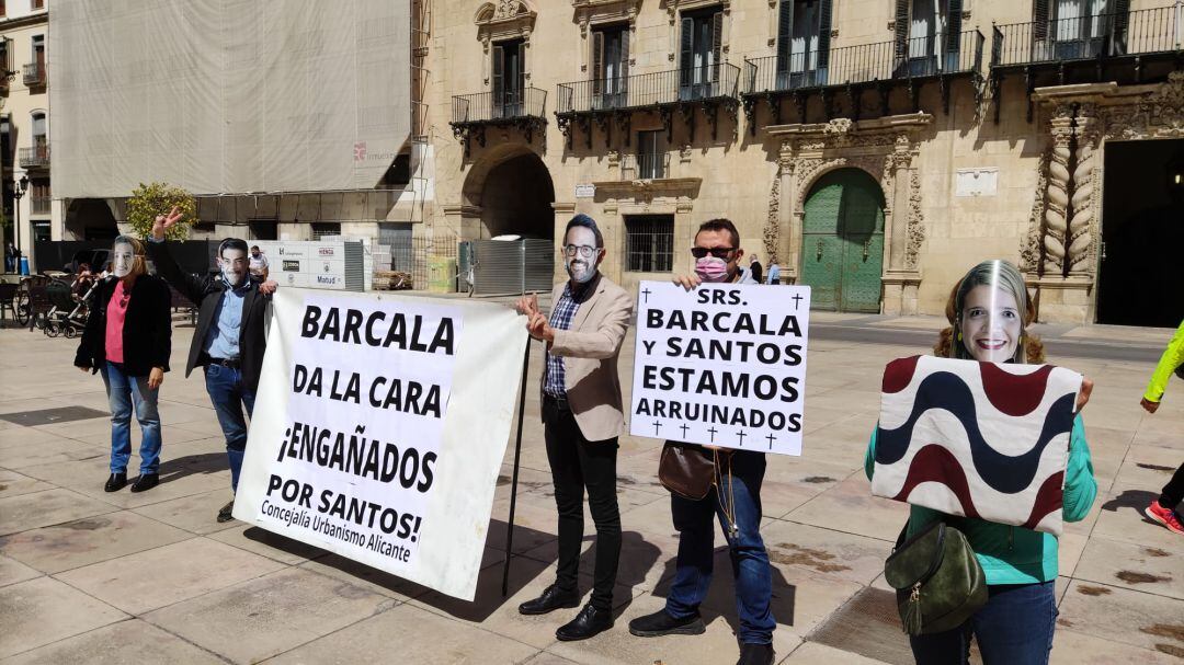 Protesta de los hosteleros de la Explanada con caretas del alcalde y varios ediles