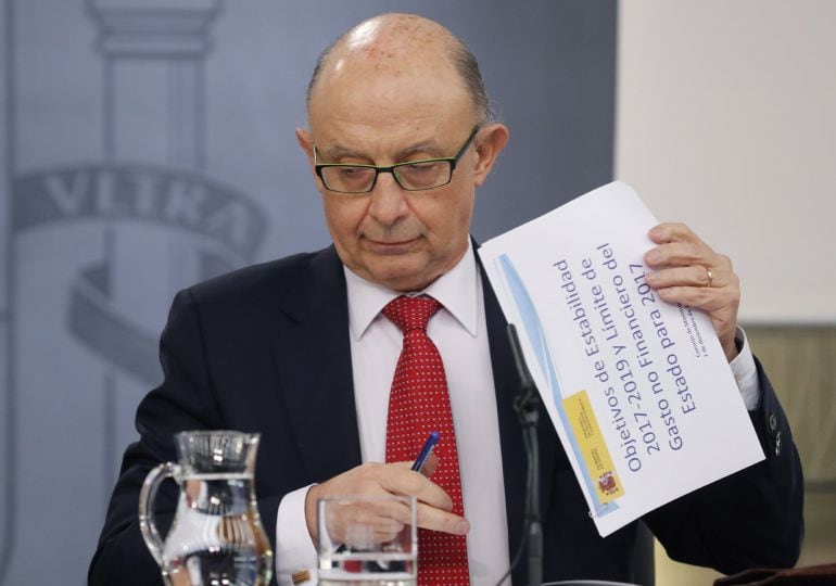 El ministro de Hacienda, Cristóbal Montoro, durante la rueda de prensa posterior a la reunión del Consejo de Ministros celebrada hoy en el Palacio de La Moncloa