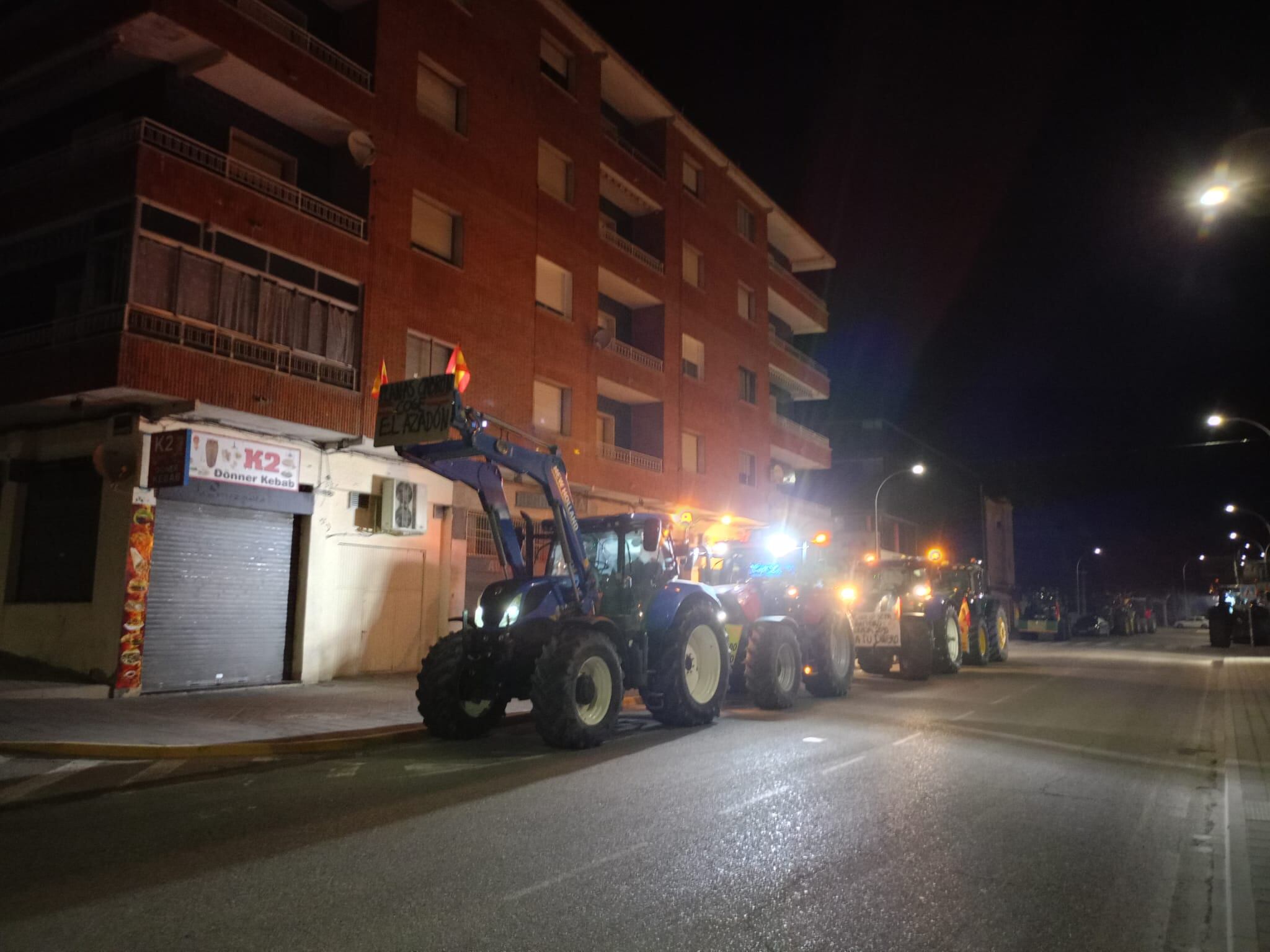 Centenares de tractores se manifiestan por las carreteras segovianas