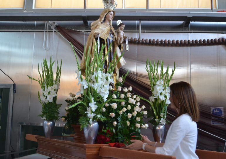 La alcaldesa de Águilas hace una ofrenda de flores a la virgen del Carmen