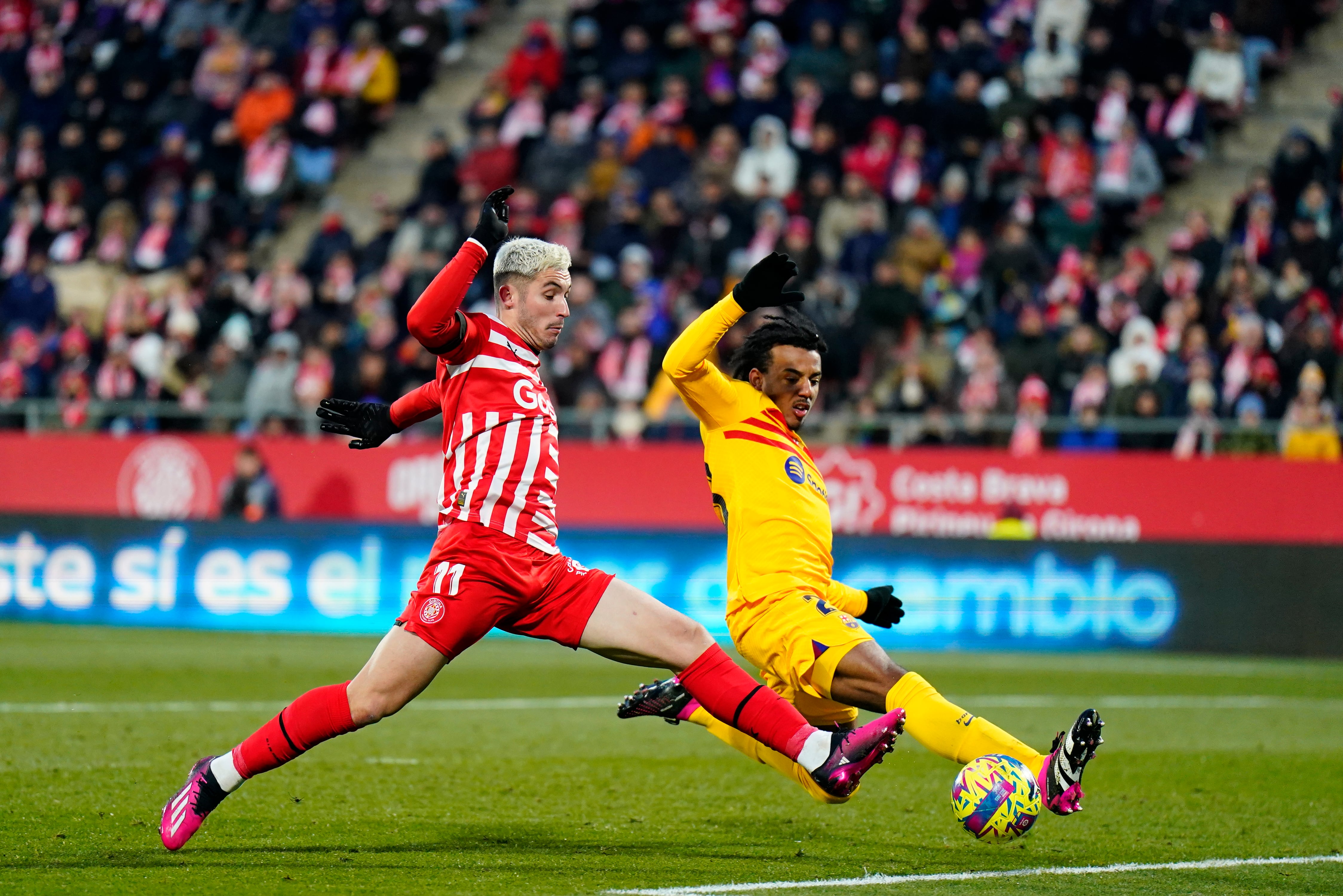 GIRONA, 28/01/2023.- El centrocampista del Girona Valery Fernández (i) y el defensa del FC Barcelona Jules Koundé durante el partido de LaLiga entre el Girona CF y el FC Barcelona, este sábado en el Estadio Montilivi, en Girona. EFE/ Siu Wu