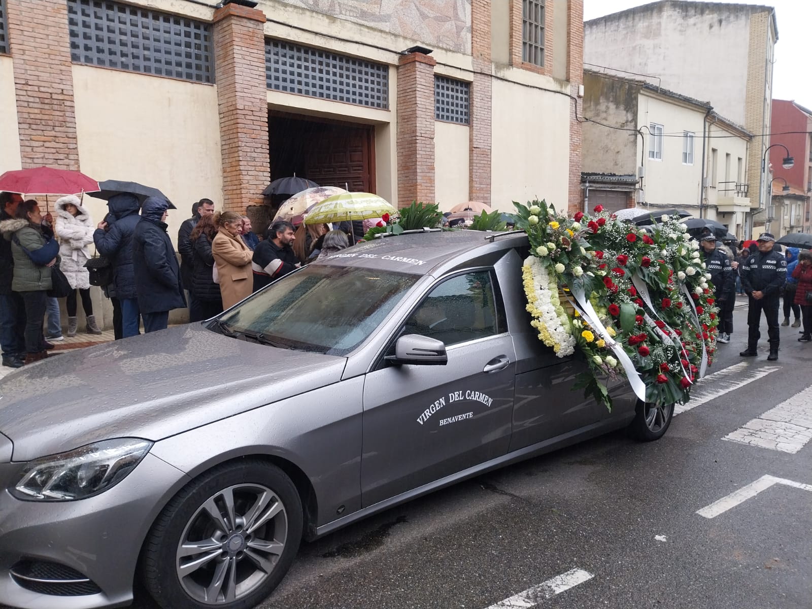 Numerosas personas acudieron este domingo al funeral de Luciano Huerga en la Iglesia del Carmen de Benavente