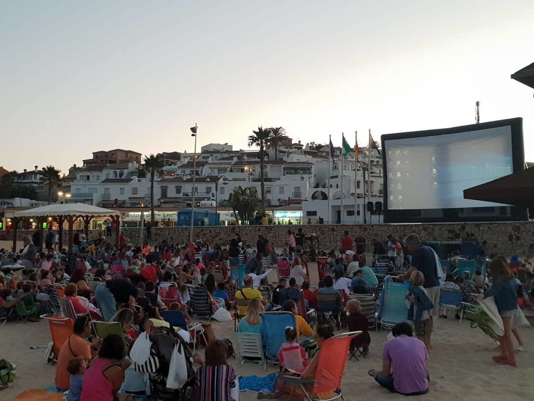 Cine en la playa de Getares, en Algeciras