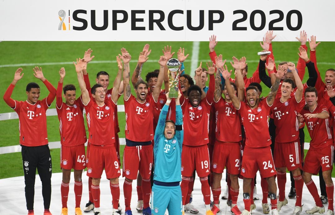 Celebración del Bayern de Múnich tras ganar la Supercopa alemana 2020 ante el Borussia Dortmund. 