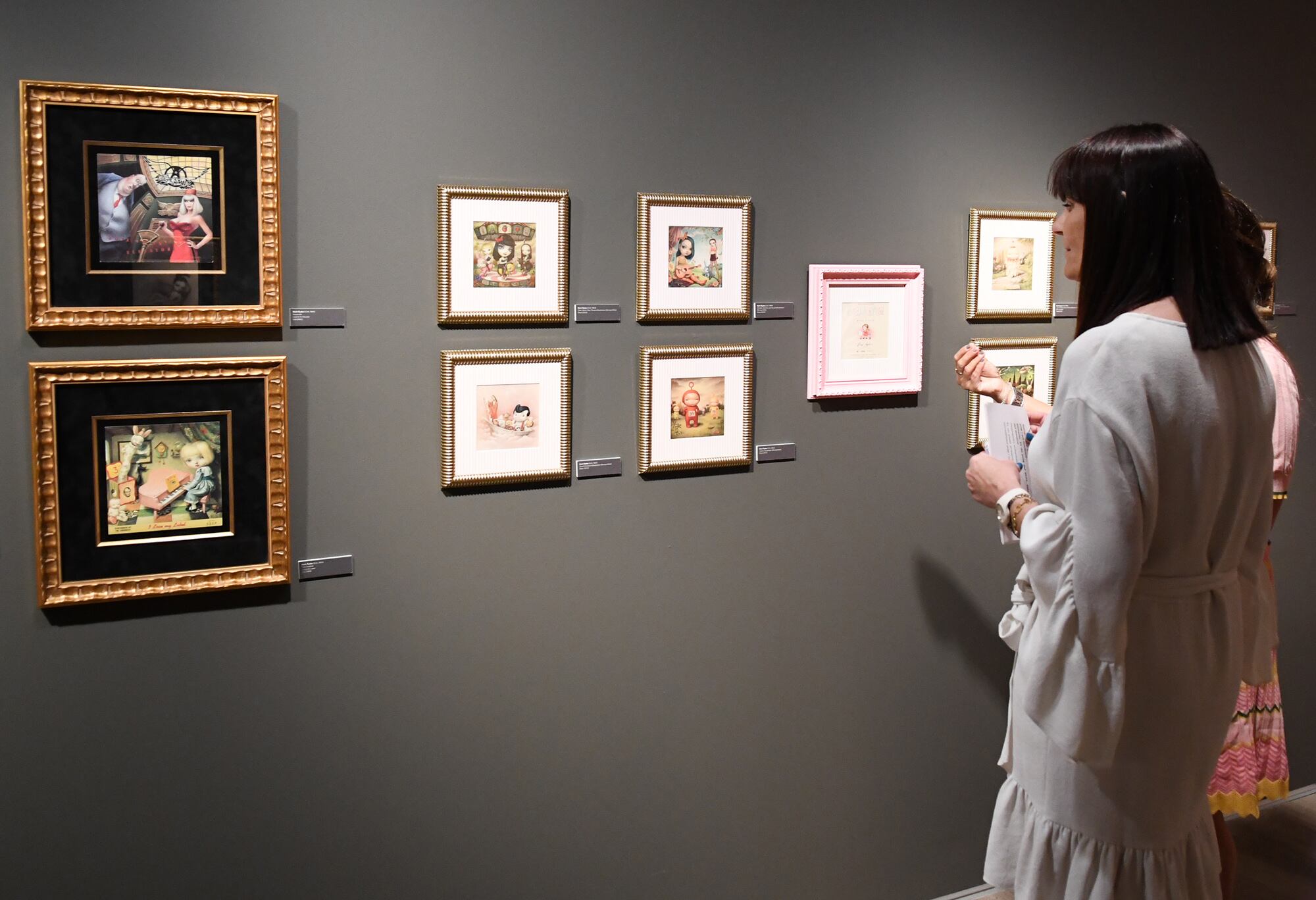 La ministra de Cultura, Joventut i Esports, Mònica Bonell, a la mostra de Mark Ryden.