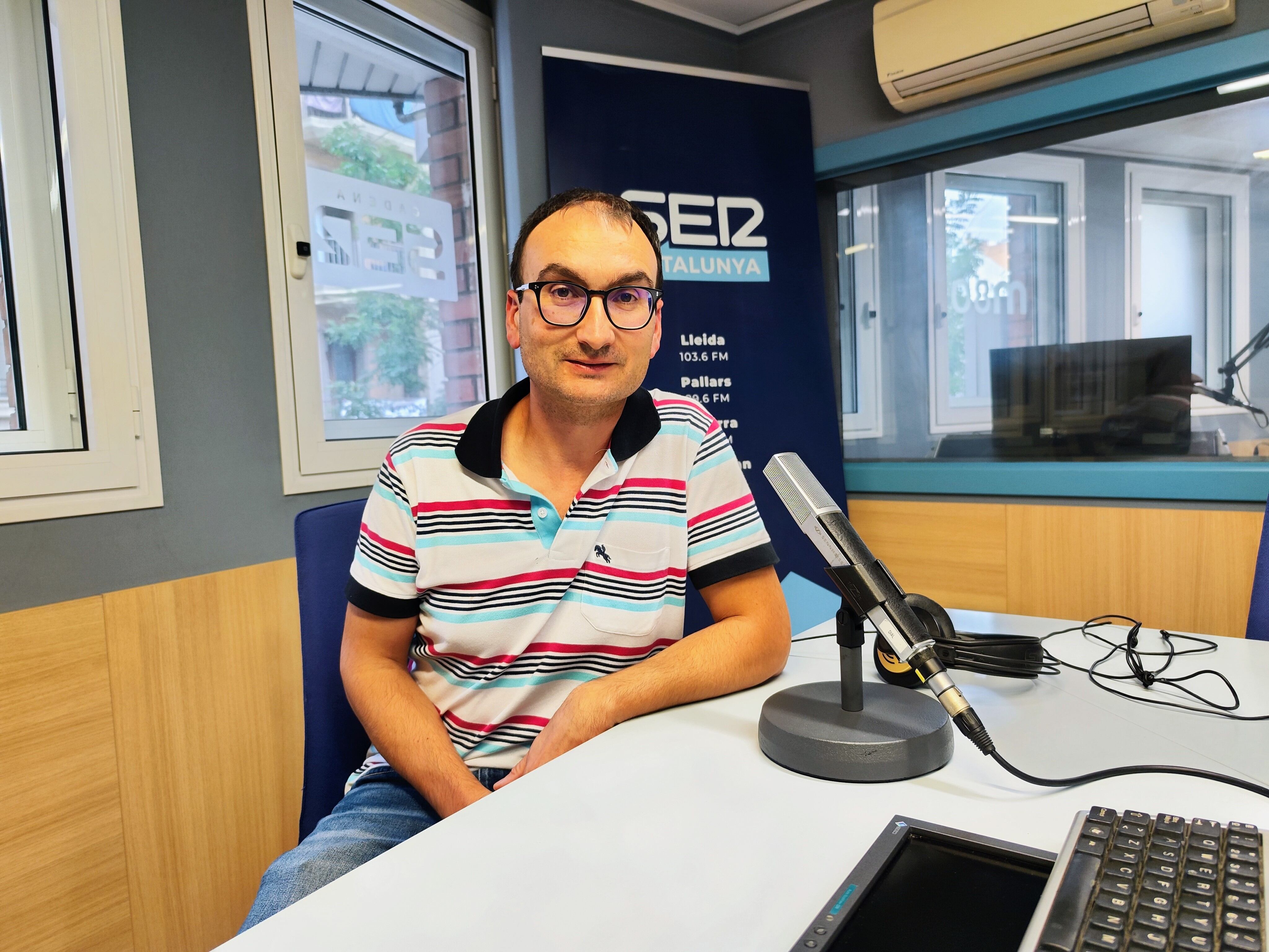Jaume Salla, tècnic d'assegurances de JARC durant l'entrevista a Ràdio Lleida. Foto: Maricel Benabarre.