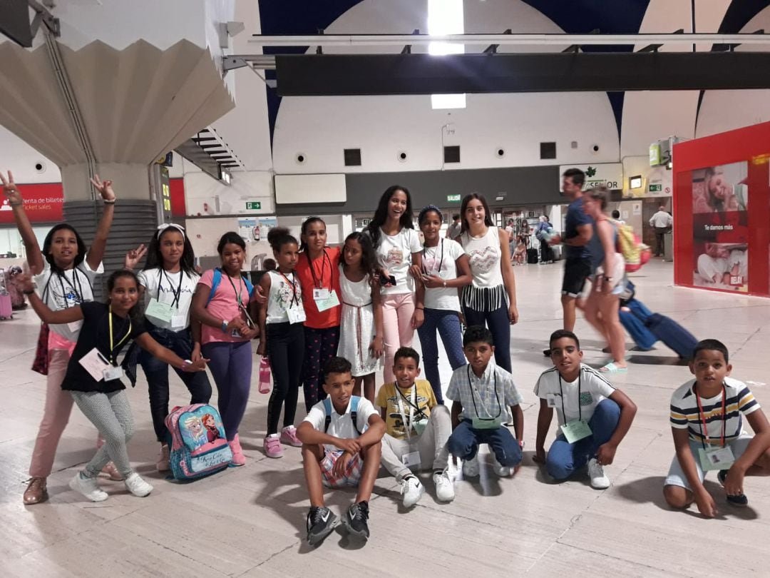 Grupo de niños saharauis en el Aeropuerto de San Pablo tras finalizar sus vacaciones con familias sevillanas 