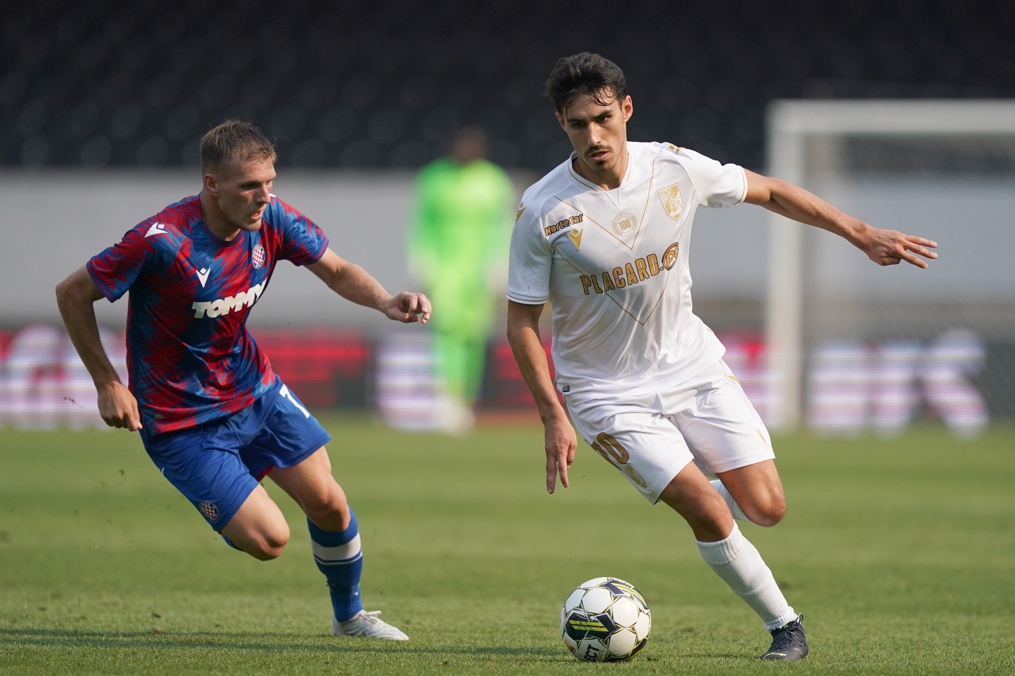 Guimaraes (Portugal), 10/08/2022.- Vitoria de Guimaraes player Andre Almeida (R) in action against Hajduk Split player Emir Sahiti (L) during their UEFA Europa Conference League qualification soccer match, held at D. Afonso Henriques stadium, in Guimaraes, Portugal, 10 August 2022. EFE/EPA/HUGO DELGADO
