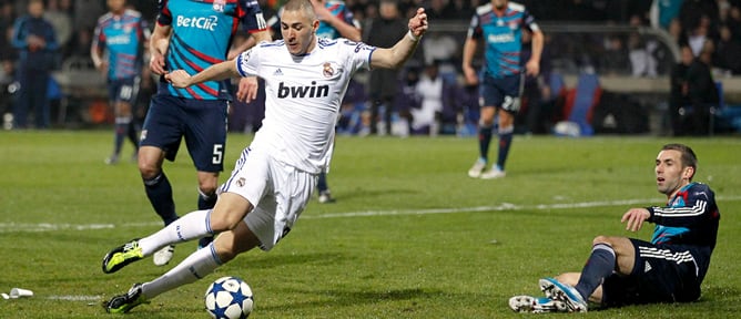 El delantero francés justo en el momento de chutar a puerta y hacer el primer gol